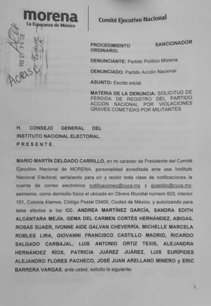 Morena acudió ante el INE a presentar un petición de que se le quite el registro de partido político al PAN. (Foto: Morena.)